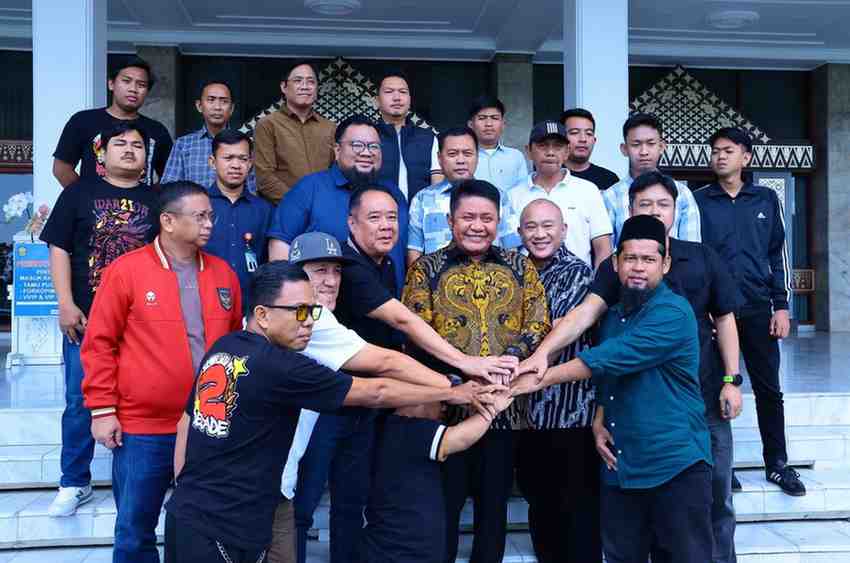 Gubernur Sumsel, Herman Deru, Wagub Cik Ujang, managemen dan suporter Sriwijaya FC bersilaturrahim di Griya Agung, Palembang, Sabtu (1/11/2025). Foto: Humas Pemprov Sumsel.