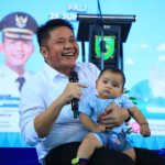 Gubernur Sumsel, Herman Deru bersama seorang bayi sehat di sebuah acara. Foto: Dok Humas Pemprov Sumsel.