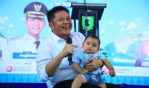 Gubernur Sumsel, Herman Deru bersama seorang bayi sehat di sebuah acara. Foto: Dok Humas Pemprov Sumsel.