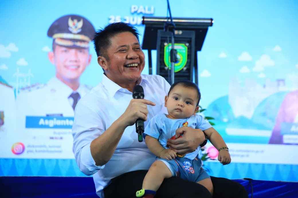 Gubernur Sumsel, Herman Deru bersama seorang bayi sehat di sebuah acara. Foto: Dok Humas Pemprov Sumsel.