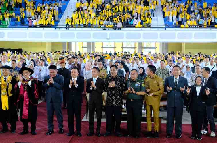 Bupati Muba, HM Toha bersama sejumlah kepala daerah menghadiri puncak Dies Nataslis Unsri, Senin (3/11/2025). Foto: Kominfo Muba.