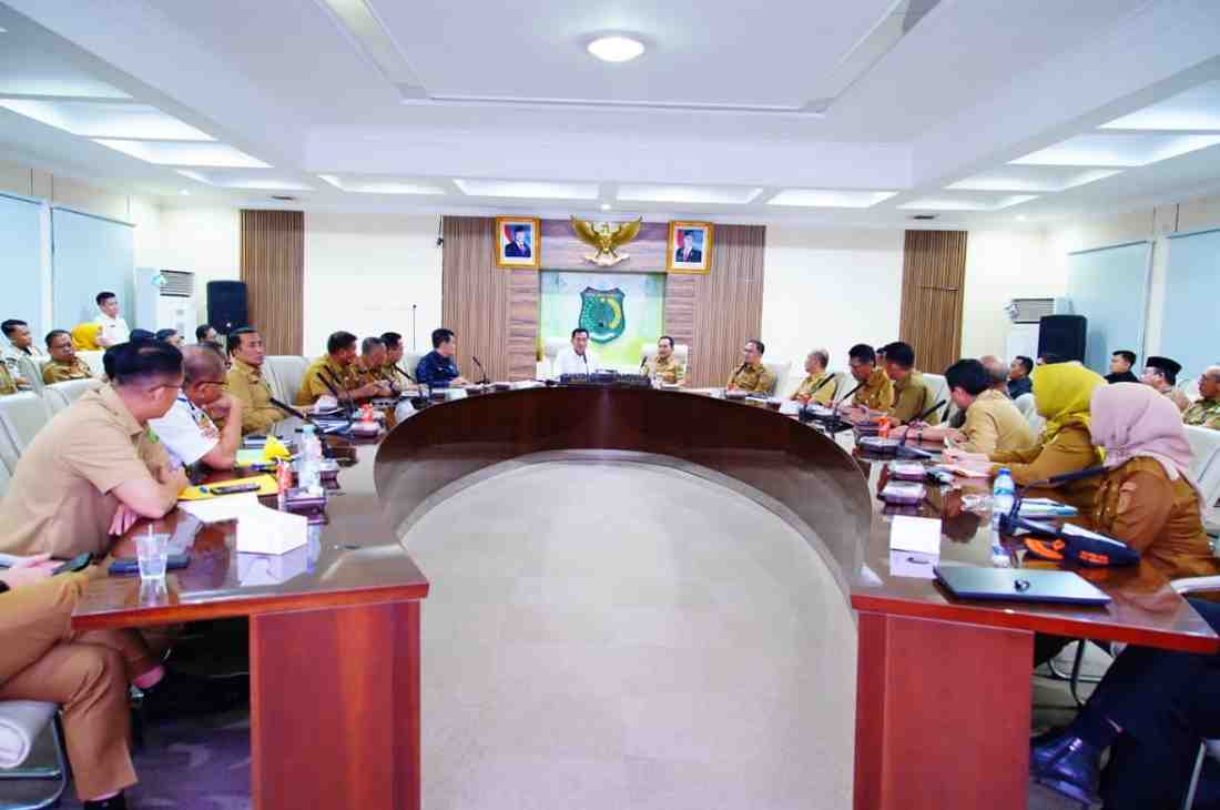 Bupati Muba, HM Toha saat memimpin rapat bersama para kepala OPD, Rabu (5/11/2025). Foto: Kominfo Muba.
