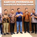 Bupati Muba, HM Toha menerima sejumlah managemen PT PLN, yang memaparkan rencana bangun tower SUTET, Kamis (6/11/2025). Foto: Kominfo Muba.