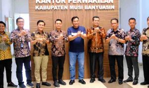 toha (15) Bupati Muba, HM Toha menerima sejumlah managemen PT PLN, yang memaparkan rencana bangun tower SUTET, Kamis (6/11/2025). Foto: Kominfo Muba.