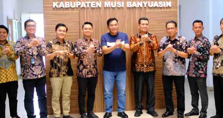 Bupati Muba, HM Toha menerima sejumlah managemen PT PLN, yang memaparkan rencana bangun tower SUTET, Kamis (6/11/2025). Foto: Kominfo Muba.