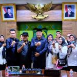 Bupati Muba, HM Toha menerima perwakilan guru swasta yang menggelar aksi, Senin (10/11/2025). Foto: Kominfo Muba.