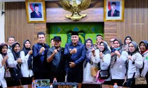 toha (16) Bupati Muba, HM Toha menerima perwakilan guru swasta yang menggelar aksi, Senin (10/11/2025). Foto: Kominfo Muba.