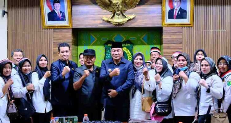 Bupati Muba, HM Toha menerima perwakilan guru swasta yang menggelar aksi, Senin (10/11/2025). Foto: Kominfo Muba.