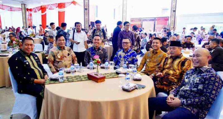 Bupati Muba HM Toha Tohet, SH menghadiri Rapat Koordinasi Penguatan Sinergi dan Kolaborasi Pemberantasan Korupsi Pemerintah Daerah Wilayah Sumatera Selatan yang berlangsung di Griya Agung Palembang, Rabu (19/11/2025). Foto: KOminfo Muba.