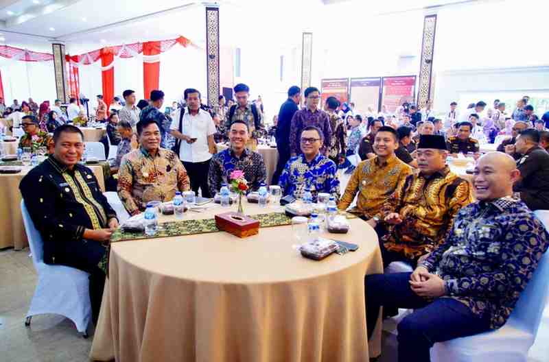 Bupati Muba HM Toha Tohet, SH menghadiri Rapat Koordinasi Penguatan Sinergi dan Kolaborasi Pemberantasan Korupsi Pemerintah Daerah Wilayah Sumatera Selatan yang berlangsung di Griya Agung Palembang, Rabu (19/11/2025). Foto: KOminfo Muba.