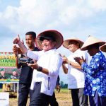 Mendampingi Gubernur Sumsel Herman Deru, Bupati Muba HM Toha melakukan tanam perdana di hasil cetak sawah baru di Desa Lumputan, Muba, Minggu (30/11/2025). Foto: Kominfo Muba.