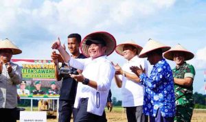 Mendampingi Gubernur Sumsel Herman Deru, Bupati Muba HM Toha melakukan tanam perdana di hasil cetak sawah baru di Desa Lumputan, Muba, Minggu (30/11/2025). Foto: Kominfo Muba.