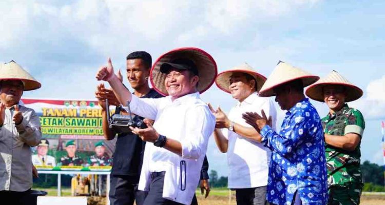 Mendampingi Gubernur Sumsel Herman Deru, Bupati Muba HM Toha melakukan tanam perdana di hasil cetak sawah baru di Desa Lumputan, Muba, Minggu (30/11/2025). Foto: Kominfo Muba.