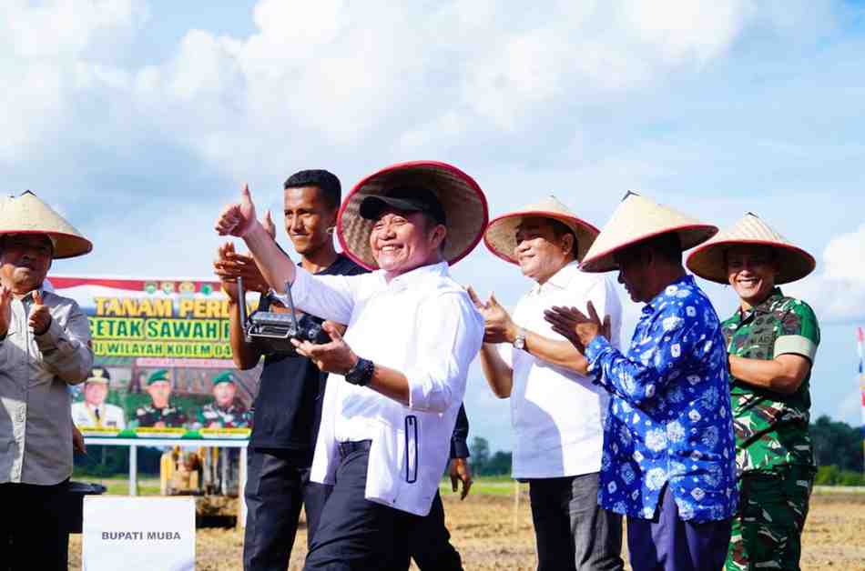 Mendampingi Gubernur Sumsel Herman Deru, Bupati Muba HM Toha melakukan tanam perdana di hasil cetak sawah baru di Desa Lumputan, Muba, Minggu (30/11/2025). Foto: Kominfo Muba.