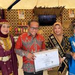 Muhammad Toha, Ketua Fraksi PKS DPRD Sumsel, menerima penghargaan sebagai anggota legislatif Peduli Literasi, Jumat (7/11/2025). Foto: IST.