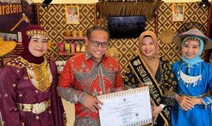 toha2 Muhammad Toha, Ketua Fraksi PKS DPRD Sumsel, menerima penghargaan sebagai anggota legislatif Peduli Literasi, Jumat (7/11/2025). Foto: IST.