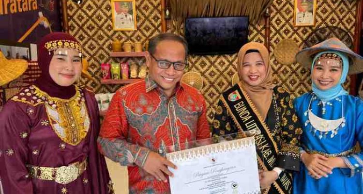 Muhammad Toha, Ketua Fraksi PKS DPRD Sumsel, menerima penghargaan sebagai anggota legislatif Peduli Literasi, Jumat (7/11/2025). Foto: IST.