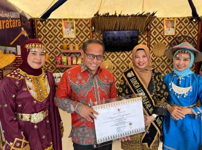 Muhammad Toha, Ketua Fraksi PKS DPRD Sumsel, menerima penghargaan sebagai anggota legislatif Peduli Literasi, Jumat (7/11/2025). Foto: IST.