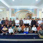 Gubernur Sumsel, Herman deru bersama para jemaah Shalat Jumat di Masjid Al-Hayza, Kantor Gubernur Sumsel, Jumat (7/11/2025). Foto: Humas Pemprov Sumsel.