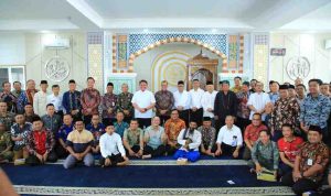 tpp Gubernur Sumsel, Herman deru bersama para jemaah Shalat Jumat di Masjid Al-Hayza, Kantor Gubernur Sumsel, Jumat (7/11/2025). Foto: Humas Pemprov Sumsel.
