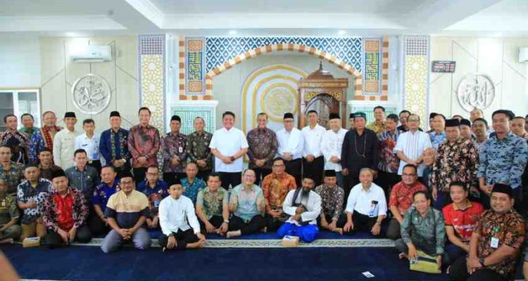 Gubernur Sumsel, Herman deru bersama para jemaah Shalat Jumat di Masjid Al-Hayza, Kantor Gubernur Sumsel, Jumat (7/11/2025). Foto: Humas Pemprov Sumsel.