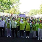 Gubernur Sumatera Selatan Herman Deru, Ketua TP PKK Sumsel Feby Herman Deru, dan Ketua Tim Penggerak PKK Kota Palembang Dewi Sastrani Ratu Dewa dan Ketua Dharma Wanita Persatuan (DWP) Kota Palembang Ida Royani ikut senam bersama dalam rangka Hari Kesehatan Nasional, Minggu (30/11/2025). Foto: Kominfo Palembang.