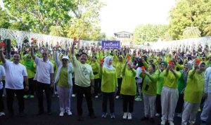 Gubernur Sumatera Selatan Herman Deru, Ketua TP PKK Sumsel Feby Herman Deru, dan Ketua Tim Penggerak PKK Kota Palembang Dewi Sastrani Ratu Dewa dan Ketua Dharma Wanita Persatuan (DWP) Kota Palembang Ida Royani ikut senam bersama dalam rangka Hari Kesehatan Nasional, Minggu (30/11/2025). Foto: Kominfo Palembang.