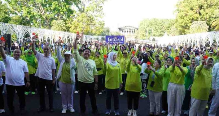 Gubernur Sumatera Selatan Herman Deru, Ketua TP PKK Sumsel Feby Herman Deru, dan Ketua Tim Penggerak PKK Kota Palembang Dewi Sastrani Ratu Dewa dan Ketua Dharma Wanita Persatuan (DWP) Kota Palembang Ida Royani ikut senam bersama dalam rangka Hari Kesehatan Nasional, Minggu (30/11/2025). Foto: Kominfo Palembang.