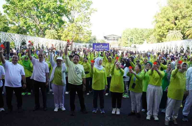 Gubernur Sumatera Selatan Herman Deru, Ketua TP PKK Sumsel Feby Herman Deru, dan Ketua Tim Penggerak PKK Kota Palembang Dewi Sastrani Ratu Dewa dan Ketua Dharma Wanita Persatuan (DWP) Kota Palembang Ida Royani ikut senam bersama dalam rangka Hari Kesehatan Nasional, Minggu (30/11/2025). Foto: Kominfo Palembang.
