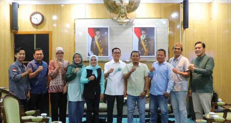 Walikota Palembang, Ratu Dewa saat menerima pengurus Pro JurnalisMedia Siber (PJS) Sumsel, Kamis (20/11/2025). Foto: Dok PJS Sumsel.