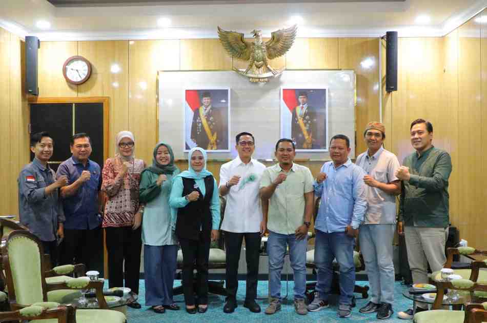 Walikota Palembang, Ratu Dewa saat menerima pengurus Pro JurnalisMedia Siber (PJS) Sumsel, Kamis (20/11/2025). Foto: Dok PJS Sumsel.