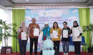 Plt Direktur RSUD Sekayu, drg Dina Krisnawati menerima sertifikat bahwa RSUD Sekayu resmi menjadi fasilitas layanan vaksin internasional dari Kementerian Kesehatan melalui Balai Karantina Kesehatan Sumatera Selatan pada Hari Kesehatan Nasional ke-61, Selasa (18/11/2025). Foto: Kominfo Muba.