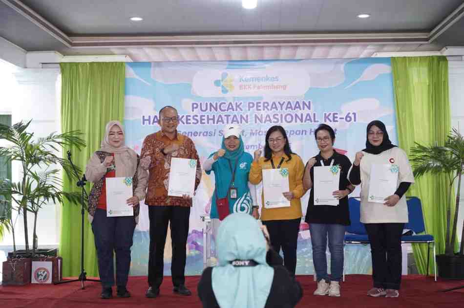 Plt Direktur RSUD Sekayu, drg Dina Krisnawati menerima sertifikat bahwa RSUD Sekayu resmi menjadi fasilitas layanan vaksin internasional dari Kementerian Kesehatan melalui Balai Karantina Kesehatan Sumatera Selatan pada Hari Kesehatan Nasional ke-61, Selasa (18/11/2025). Foto: Kominfo Muba.