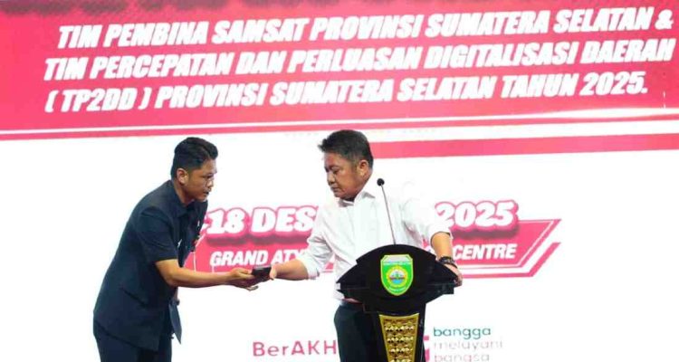 Gubernur Sumatera Selatan (Sumsel) Dr. H. Herman Deru membuka Rapat Tim Pembina Samsat dan Rapat P2DD Provinsi Sumsel di Ballroom Grand Atyasa, Kamis (18/12/2025). Foto: Humas Pemprov Sumsel.