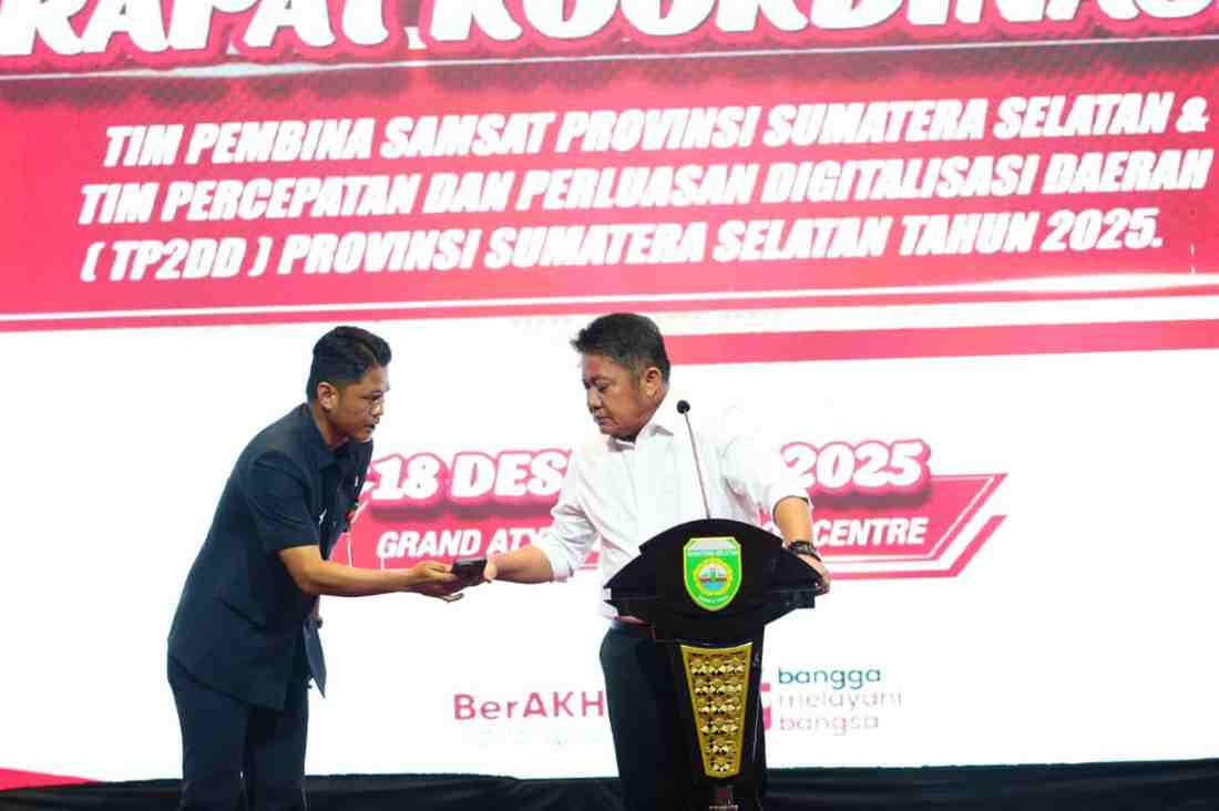 Gubernur Sumatera Selatan (Sumsel) Dr. H. Herman Deru membuka Rapat Tim Pembina Samsat dan Rapat P2DD Provinsi Sumsel di Ballroom Grand Atyasa, Kamis (18/12/2025). Foto: Humas Pemprov Sumsel.