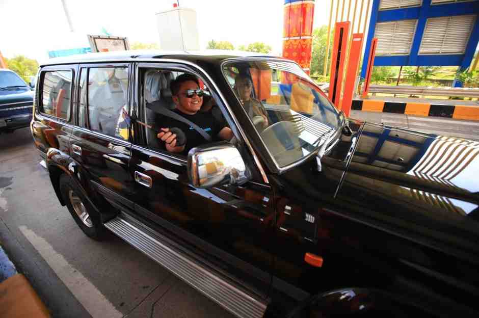 Gubernur Sumatera Selatan (Sumsel) Dr. H. Herman Deru bersama komunitas Toyota Land Cruiser Indonesia (TLCI) Chapter 22 Palembang memulai kegiatan touring menuju Kota Pagaralam, Jumat (5/12/2025). Foto: Humas Pemprov Sumsel.