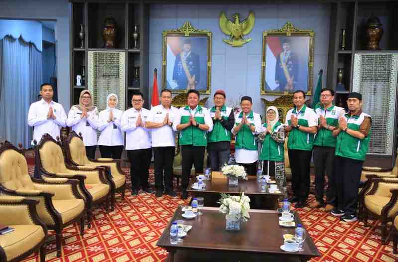 Gubernur Sumsel, Herman Deru bersama para pengursuj DPW PITI Sumsel di Griya Agung, Rabu (3/12/2025). Foto: Humas Pemprov Sumsel.