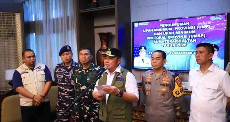 Gubernur Sumsel, Herman Deru secara resmi mengumumkan kenaikan UMP, Jumat (19/12/2025). Foto: Humas Pemprov Sumsel.