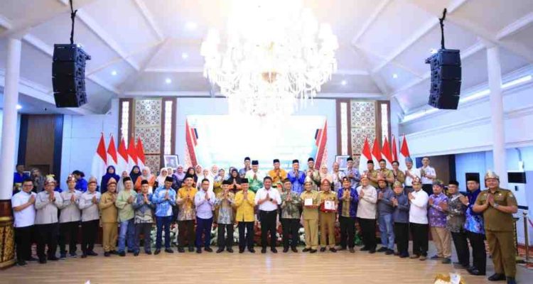 Gubernur Sumsel, Herman Deru menerima kunjungan Undang Luak Johol Dato’ Hj. Muhammed Bin Hj. Abdullah dalam kegiatan silaturahmi dan perbandingan adat Luak Johol dan Melayu Palembang di Griya Agung, Senin (8/12/2025). Foto: Humas Pemprov Sumsel.
