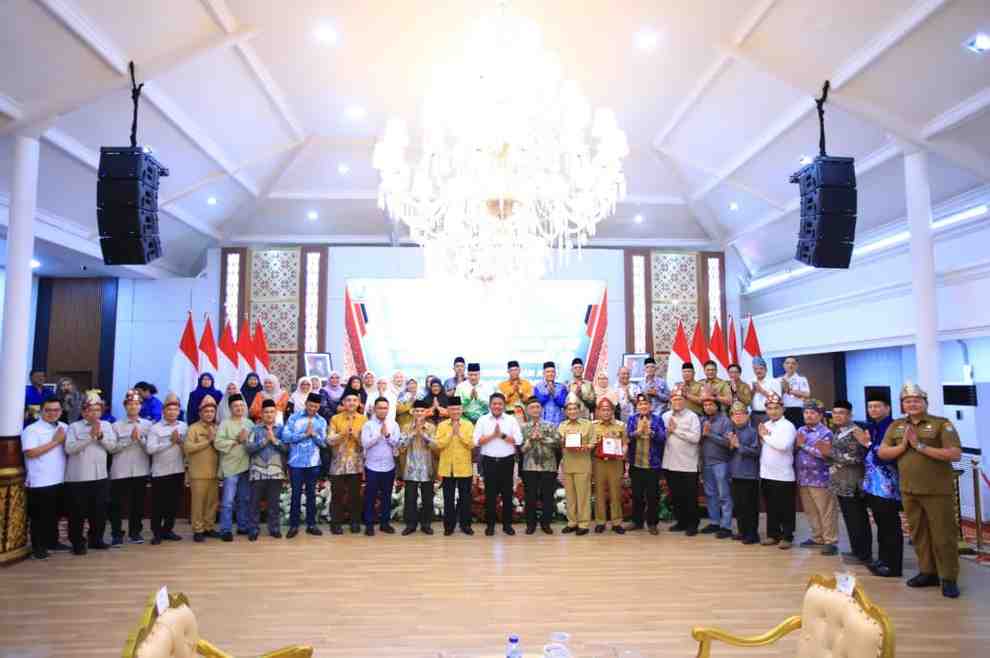 Gubernur Sumsel, Herman Deru menerima kunjungan Undang Luak Johol Dato’ Hj. Muhammed Bin Hj. Abdullah dalam kegiatan silaturahmi dan perbandingan adat Luak Johol dan Melayu Palembang di Griya Agung, Senin (8/12/2025). Foto: Humas Pemprov Sumsel.