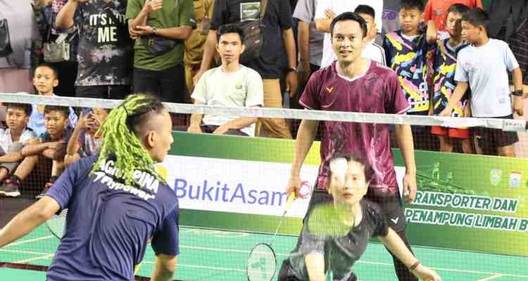 Ahsan, Agripina, dan Deby Susanto melakukan pertandingan eksebisi di pembukaan Kejuaraan Palembang Cup 2025, Senin (22/12/2025). Foto: Kominfo Palembang.