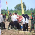 Gubernur Sumsel, Herman Deru saat berada di sawah Desa Adum Manis, OKU Timur, Selasa (23/12/2025). Foto: Humas Pemprov Sumsel.
