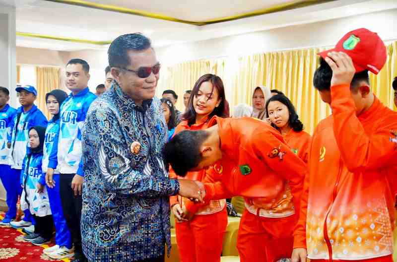 Bupati Muba, HM Toha yang memberikan ucapan selamat kepada para atlet yang meraih medali di Porprov Sumsel. Foto: Kominfo Muba.