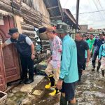 Walikota Palembang, Ratu Dewa melihat banjir dan memberikan bantuan ke warga 16 Ulu Palembang. Foto: Kominfo Palembang.