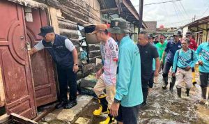 Walikota Palembang, Ratu Dewa melihat banjir dan memberikan bantuan ke warga 16 Ulu Palembang. Foto: Kominfo Palembang.
