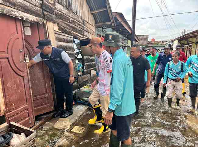 Walikota Palembang, Ratu Dewa melihat banjir dan memberikan bantuan ke warga 16 Ulu Palembang. Foto: Kominfo Palembang.