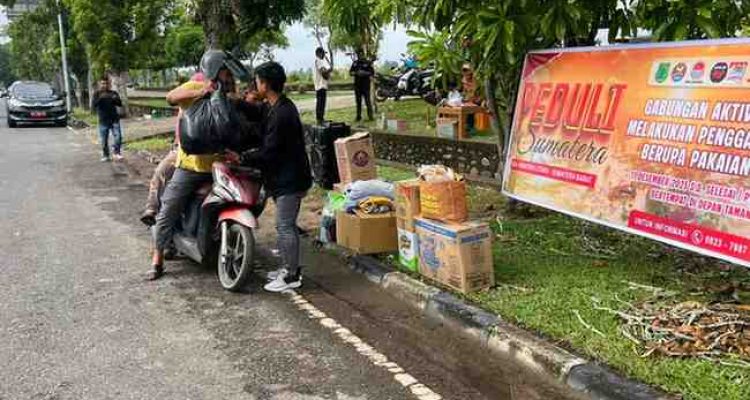 Warga berdatangan ke posko bantuan untuk korban banjir bandang di Aceh, Sumut, dan Sumbar di halaman rumah dinas Bupati Muba, Kamis (11/12/2025). Foto: Kominfo Muba.