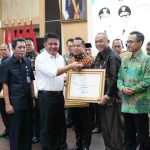 Gubernur Sumsel Herman Deru saat menghadiri acara Pemberian Penghargaan Kompetisi Inovasi Pelayanan Publik Disdukcapil se-Sumsel yang digelar di Graha Bina Praja, Kamis (11/12/2025). Foto: Humas Pemprov Sumsel.