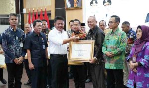 Gubernur Sumsel Herman Deru saat menghadiri acara Pemberian Penghargaan Kompetisi Inovasi Pelayanan Publik Disdukcapil se-Sumsel yang digelar di Graha Bina Praja, Kamis (11/12/2025). Foto: Humas Pemprov Sumsel.