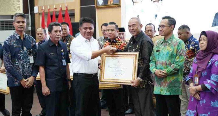 Gubernur Sumsel Herman Deru saat menghadiri acara Pemberian Penghargaan Kompetisi Inovasi Pelayanan Publik Disdukcapil se-Sumsel yang digelar di Graha Bina Praja, Kamis (11/12/2025). Foto: Humas Pemprov Sumsel.
